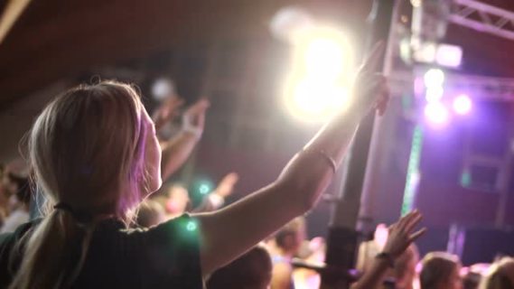 woman-raising-hands-during-worship-at-church-sing-singing_rg8fmfrz__m0000
